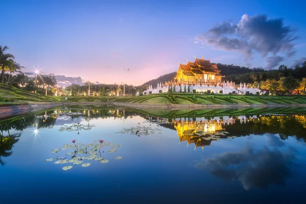 Royal Flora Ratchaphruek Park ao pôr-do-sol Chiang Mai — Fotografia de Stock