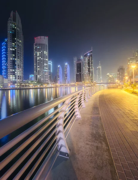 Tagesansicht von Dubai Marina Bay mit Brücke, uae — Stockfoto