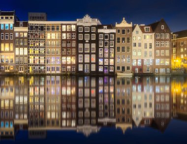 Nehir, kanallar ve geleneksel eski evler Amsterdam