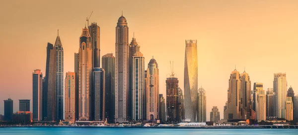 Dubai Marina bay uitzicht vanaf Palm Jumeirah, Verenigde Arabische Emiraten — Stockfoto