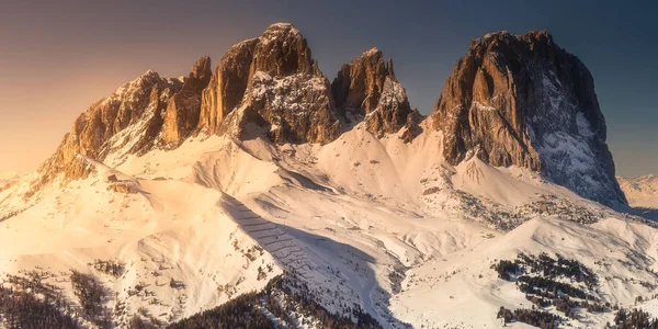 Paesaggio montano e spina dorsale coperti di neve — Foto Stock