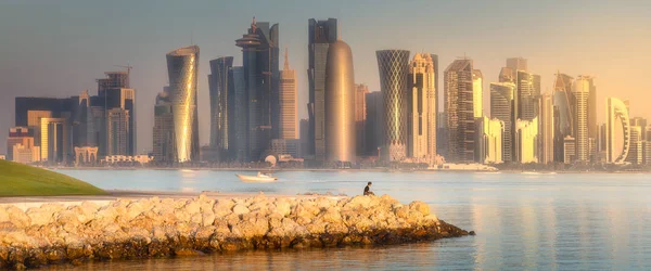 Skyline de West Bay e banco de pedra Doha, Qatar — Fotografia de Stock