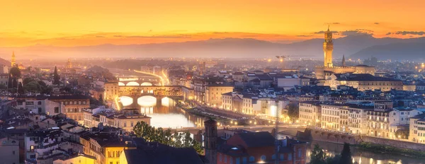 Floden Arno och basilikan i solnedgången Florens, Italien — Stockfoto