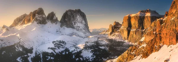 Paisaje de montaña y espina dorsal cubierta de nieve —  Fotos de Stock