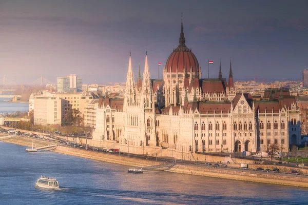 Parlementsgebouw en de rivier Donau van Boedapest — Stockfoto