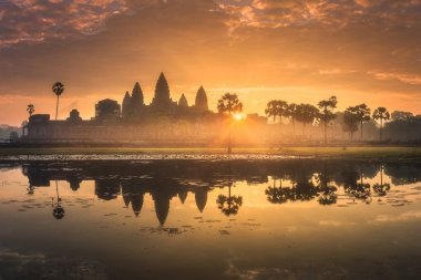 Sunrise görünümü antik tapınak karmaşık Angkor Wat Siem Reap, Kamboçya