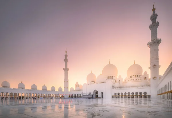 Velká mešita šejka Zayeda při západu slunce Abu-Dhabi, Spojené arabské emiráty — Stock fotografie