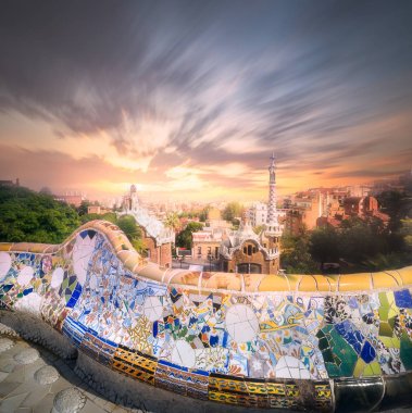 Barcelona cityscape ünlü Park Guell, İspanya