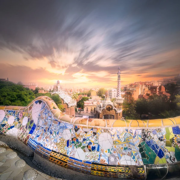 ภูมิทัศน์เมืองบาร์เซโลนาในสวนสาธารณะที่โด่งดัง Guell, สเปน — ภาพถ่ายสต็อก