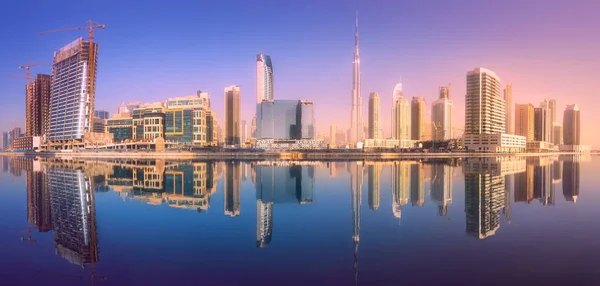 Dubai Baía de negócios durante o nascer do sol roxo — Fotografia de Stock