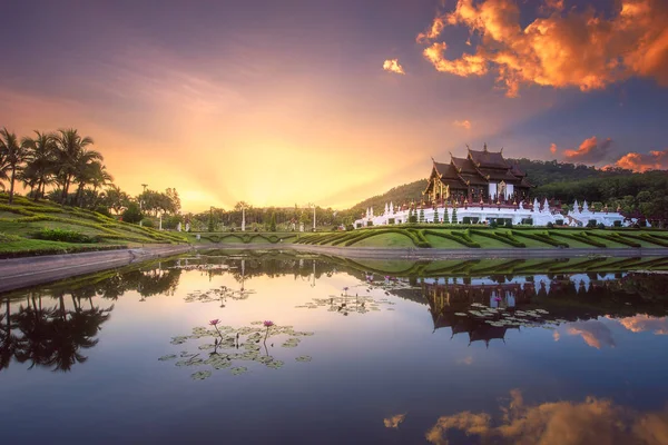 Royal Flora Ratchaphruek Park ao pôr-do-sol Chiang Mai — Fotografia de Stock