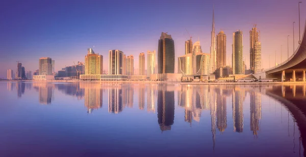 Dubai Business bay tijdens paarse sunrise — Stockfoto