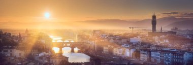 Arno Nehri ve köprü sunset Floransa, İtalya