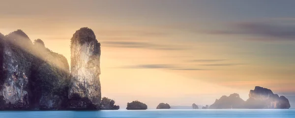 De stralen van de zon over tropisch eiland en de zee, Thailand — Stockfoto