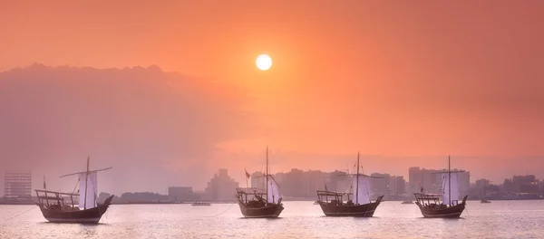 Traditionele Arabische boten in de haven van Doha, Qatar — Stockfoto