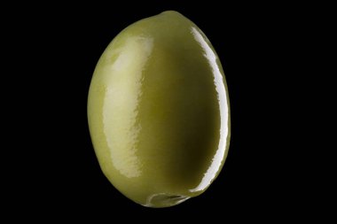 Siyah üzerine izole edilmiş ışığın yansıması olan yeşil zeytinli makro fotoğraf