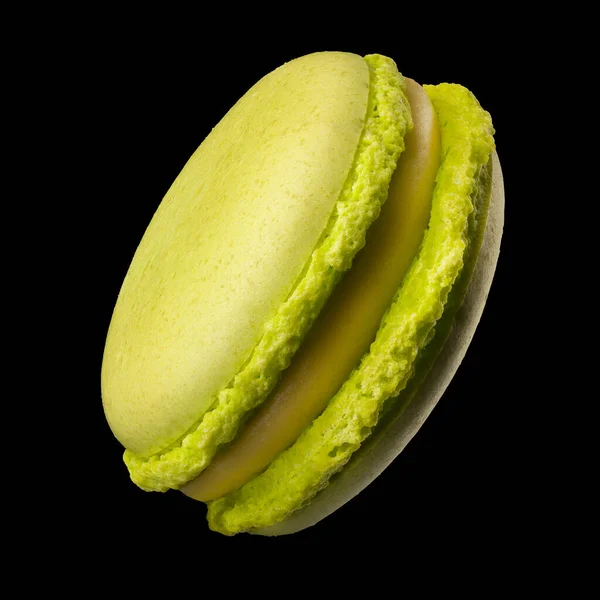 Macro foto de té verde francés macarrón o macaron aislado sobre fondo negro —  Fotos de Stock