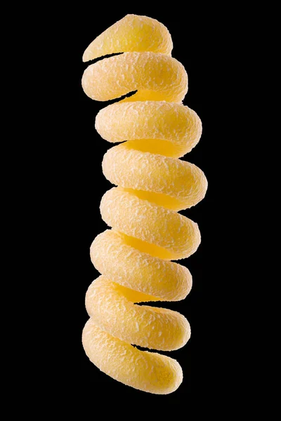 Makro zdjęcie żółtego makaronu fusilli izolowanego na czarno ze ścieżką wycinania — Zdjęcie stockowe