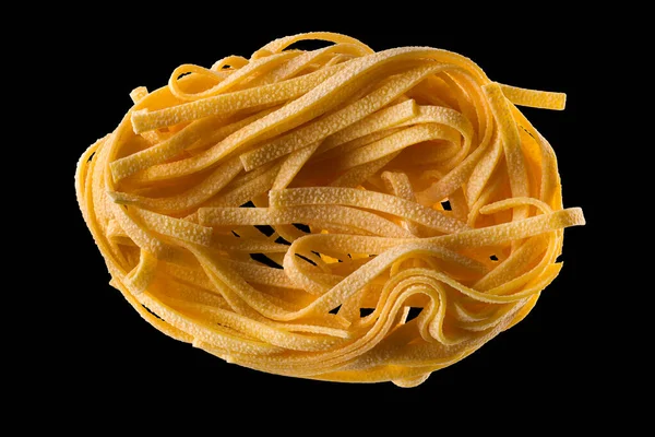 Macro foto nido di pasta fettucina isolato su nero con percorso di ritaglio — Foto Stock