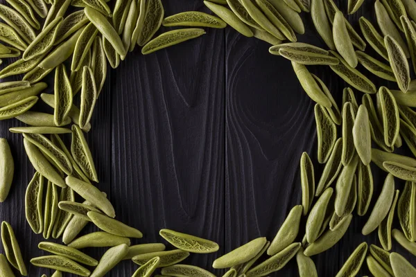 Vista superior de la pasta de espinacas de niebla sobre una mesa de madera negra con espacio para su texto — Foto de Stock