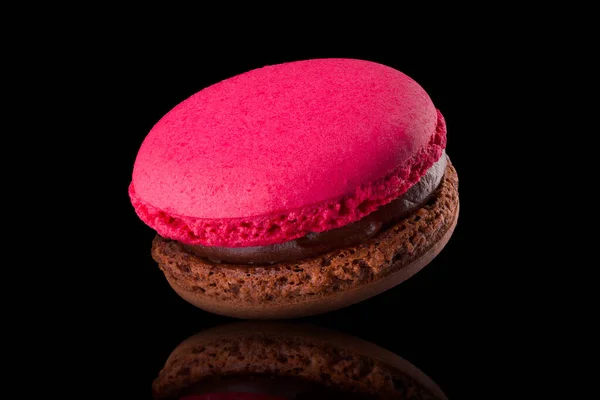 Macro photo de macaron chocolat français avec reflet isolé sur noir — Photo