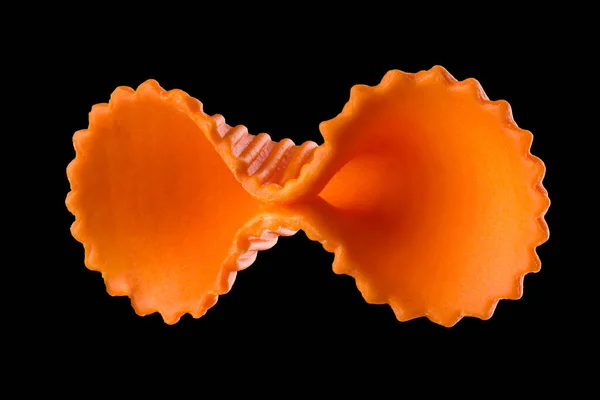Macro foto de pasta de farfalle naranja aislada en negro con camino de recorte —  Fotos de Stock