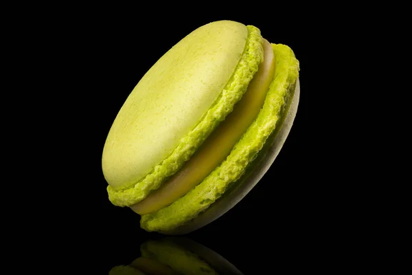 Macro photo de macaron de thé vert français avec reflet isolé sur noir — Photo