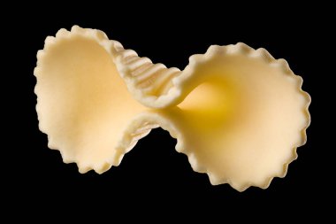 Makro fotoğraf sarı farfalle makarna siyah kapalı kırpma yolu ile izole