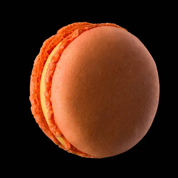 Macro photo de macaron rose orange isolé sur noir avec chemin de coupe — Photo