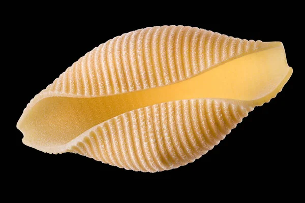 Macro photo de conchiglie coquille de pâtes isolée sur fond noir — Photo