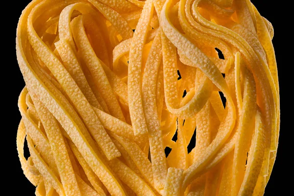 Makro foto bo av fettucin pasta isolerad på svart med klippning väg — Stockfoto