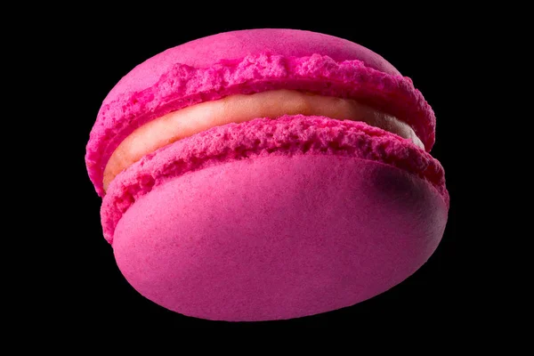 Macro foto van franse roze roos macaroon geïsoleerd op zwart met clipping pad — Stockfoto