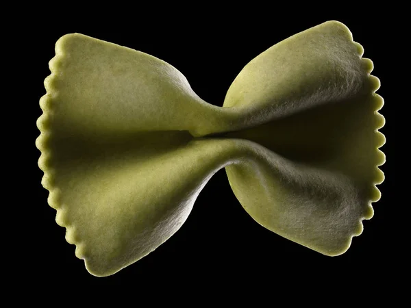 Makro-Foto von grünen Farfalle Pasta isoliert auf schwarz mit Clipping-Pfad — Stockfoto