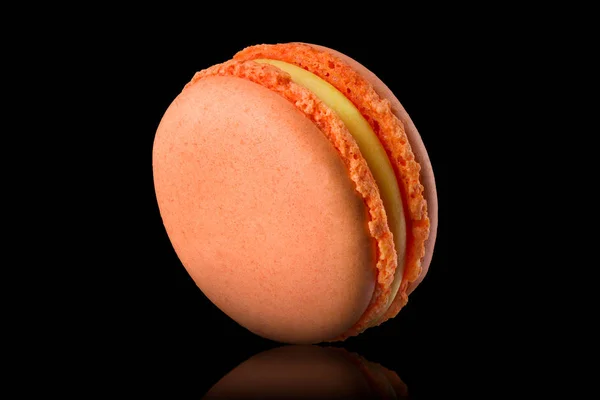 Macro photo de macaron rose orange avec reflet isolé sur noir — Photo