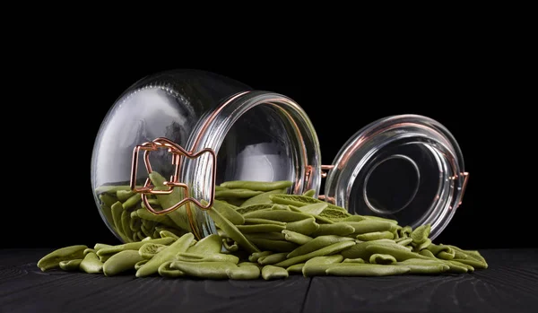 Vaso di foglie spinaci pasta su tavolo di legno isolato su fondo nero — Foto Stock