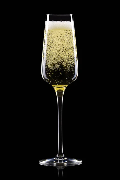 黒い背景に隔離されたスプラッシュとシャンパンのためのガラス. — ストック写真