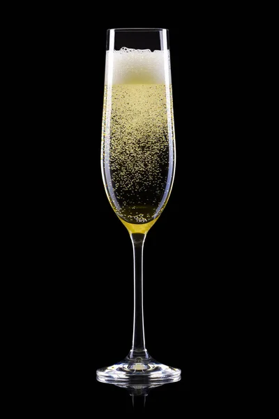 Verre pour champagne avec éclaboussures isolées sur fond noir . — Photo