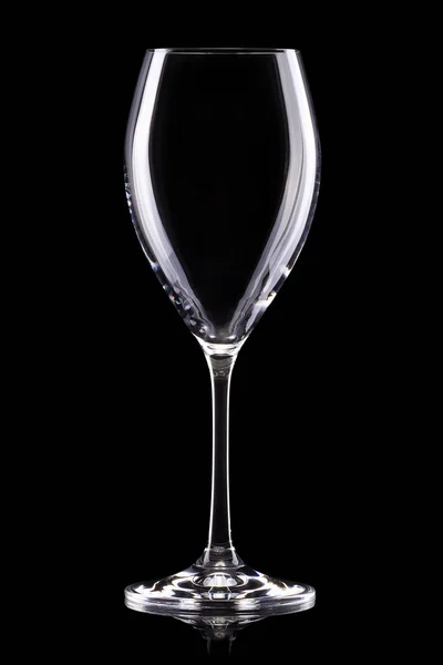 Vidrio de vino tinto vacío aislado sobre un fondo negro — Foto de Stock