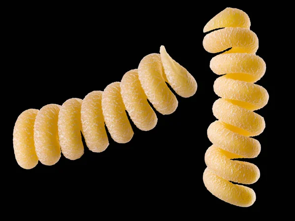 Set med gul fusilli pasta isolerad på svart bakgrund — Stockfoto