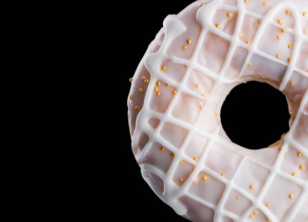 Glasierter Donut mit Streusel auf schwarzem Hintergrund — Stockfoto