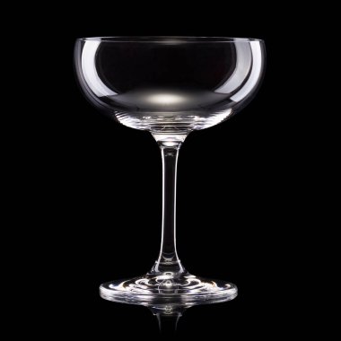 Boş lüks şampanya cam siyah bir arka plan üzerinde izole