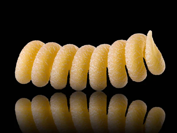 Makro-Foto von gelben Fusilli-Nudeln isoliert auf schwarz mit Clipping-Pfad — Stockfoto