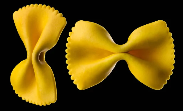 Set gelber Farfalle-Pasta isoliert auf schwarzem Hintergrund — Stockfoto