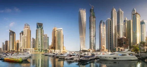 Vista do dia da baía do mar com iates Dubai Marina, Emirados Árabes Unidos — Fotografia de Stock