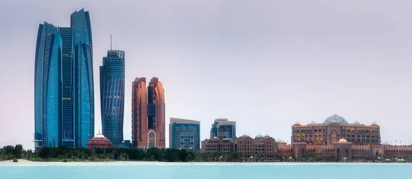 Vista de Abu Dhabi Skyline em um dia ensolarado, Emirados Árabes Unidos — Fotografia de Stock