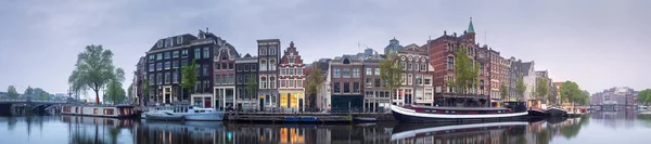 Paysage urbain d'Amsterdam avec reflet des bâtiments sur l'eau — Photo