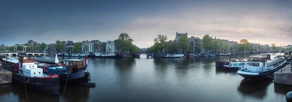 Stadsgezicht van Amsterdam met reflectie van gebouwen op water — Stockfoto