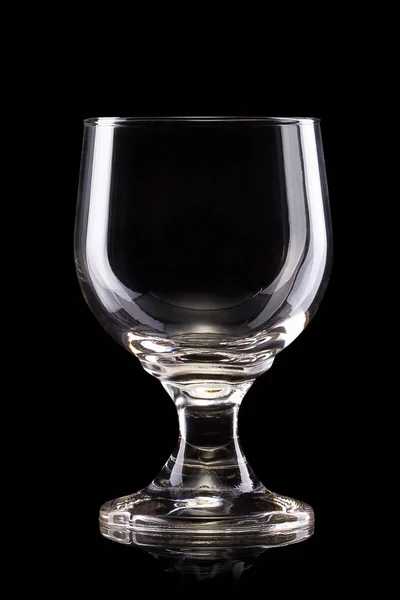 Üres sörösüveg vagy bögre fekete alapon, vágási útvonallal — Stock Fotó