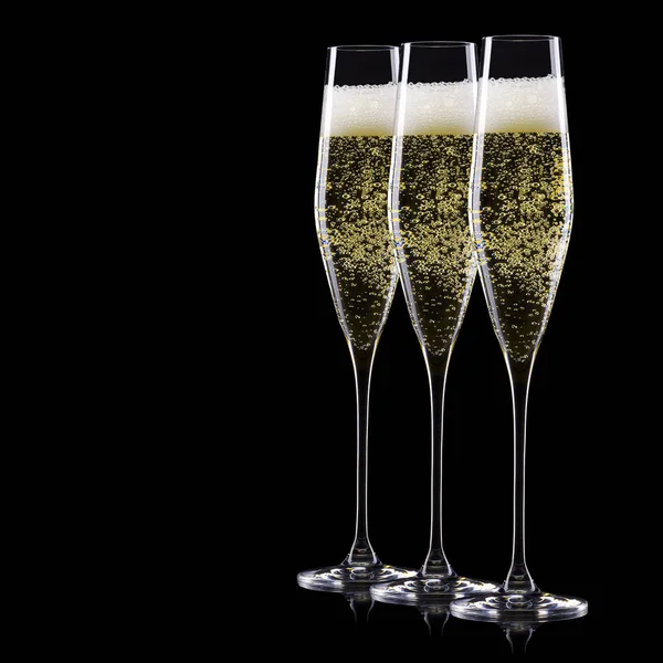 Набір розкішних келихів шампанського в ряд ізольовані на чорному тлі — стокове фото