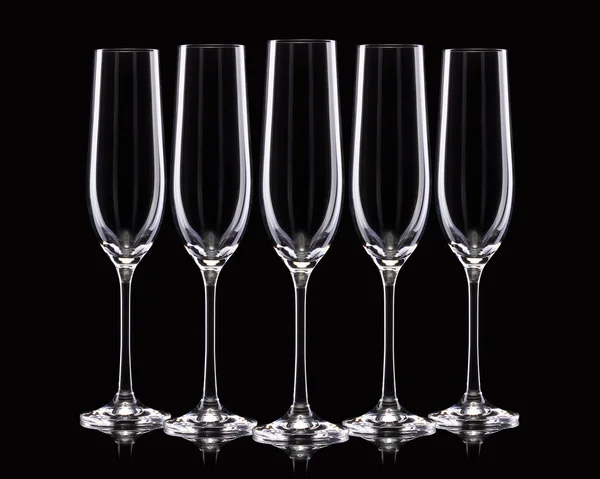 Set de ochelari goi de șampanie de lux într-un rând izolat pe un fundal negru — Fotografie, imagine de stoc